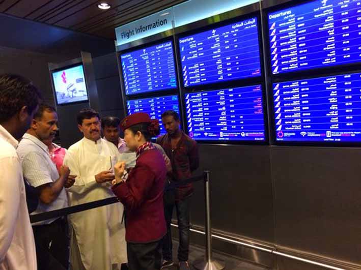 Pasajeros de vuelos cancelados esperan en Aeropuerto Internacional de Hamad (HIA) en Doha.