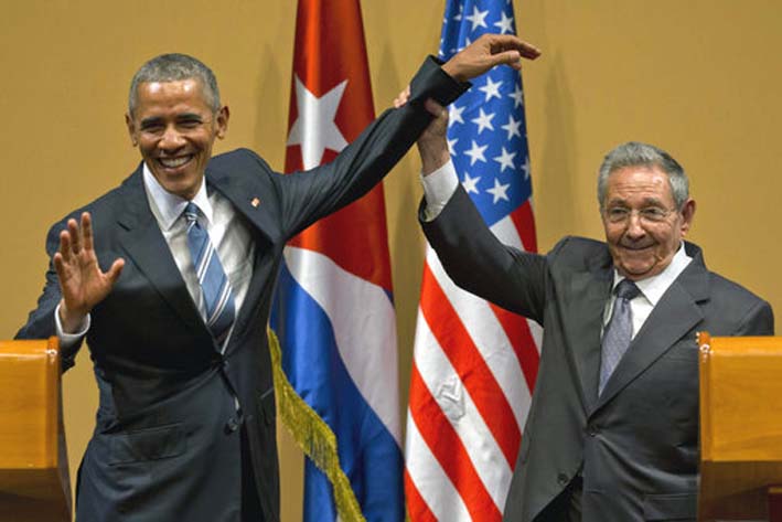 Raúl Castro, a la derecha, levanta el brazo de Barack Obama al concluir su conferencia el 21 de marzo de 2016.