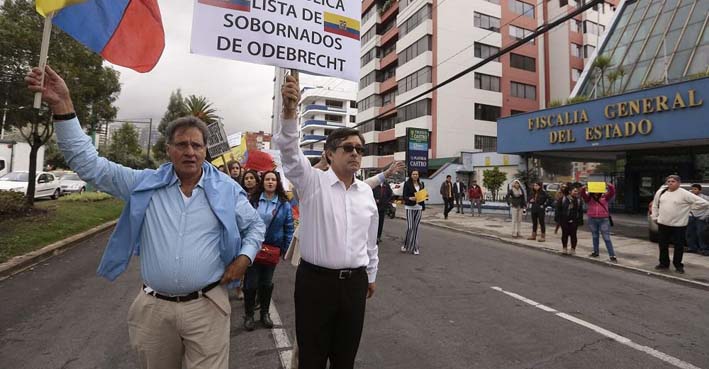 Los ecuatorianos exigen información sobre los nombre de los sobornados. 