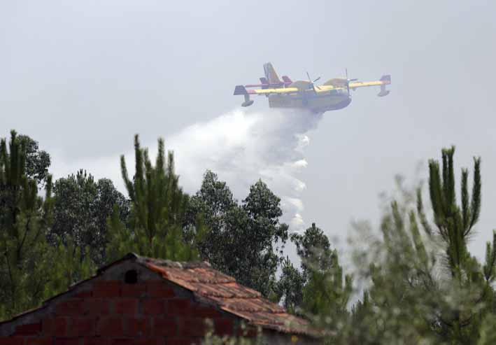 Un avión de extinción de incendios cae tratando de evitar que un bosque de fuego llegara al pueblo.