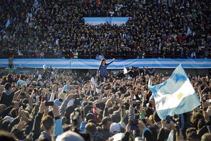 Fernández apareció ante miles de seguidores para lanzar el nuevo frente político Unidad Ciudadana o Partido de la Unidad Ciudadana, para desafiar al Presidente de la República.