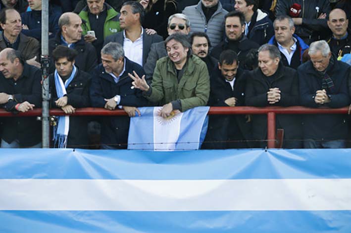 Maximo Kirchner, centro, hijo de la ex presidenta de Argentina, Cristina Fernández, se agita durante una manifestación en las afueras de Buenos Aires