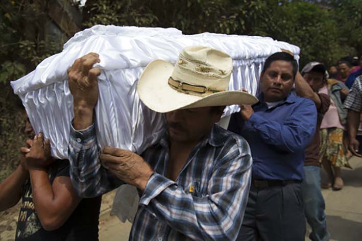 Las autoridades guatemaltecas arrestaron a cinco funcionarios más por cargos relacionados con el incendio de marzo en una casa estatal para jóvenes preocupados que mataron a 41 niñas.