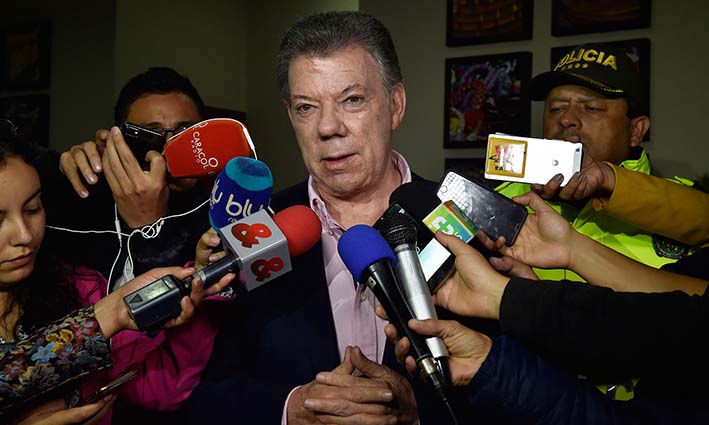 El presidente Santos se encontraba llegando a Colombia, procedente de Francia, cuando mandó sus condolencias a las familias de las víctimas.