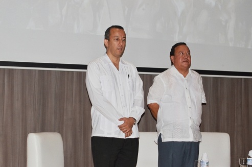 El gobernador Weildler Guerra Cúrvelo junto a Francisco Robles Chaves secretario de Gobierno del Departamento en el marco del balance de gestión del mandatario de los guajiros.