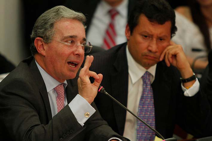 Álvaro Uribe Velez, senador de la República, se defenderá con demanda contra el periodista Daniel Samper.