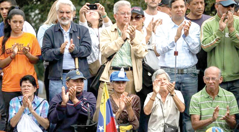 En una sesión celebrada al aire libre en una plaza del este de Caracas.