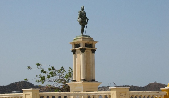 Monumento del fundador de la ciudad, Rodrigo de Bastidas, al frente de su playa.
