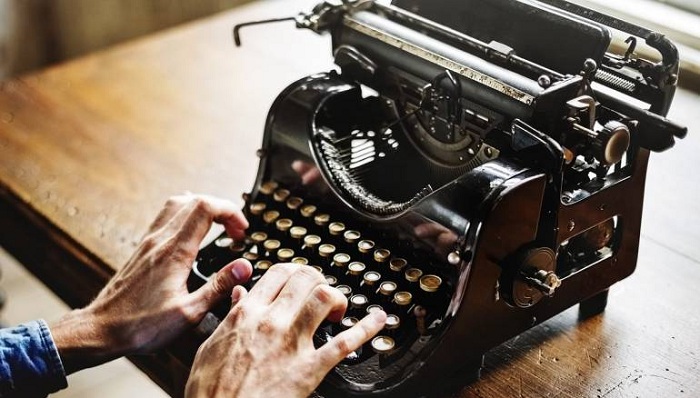 Escritura en máquina de escribir.