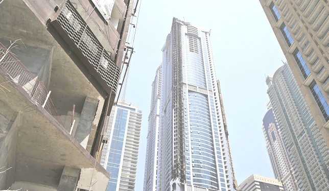 El fuego consumió parte de la Torre de la Antorcha, en el distrito de Marina, en Dubai, Emiratos Árabes Unidos