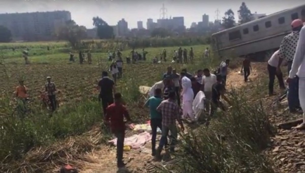 El tren varado había llegado de Port Said, ciudad pegada al Mediterráneo en la margen norte del Canal de Suez, cuando fue impactado, precisó con el comunicado.