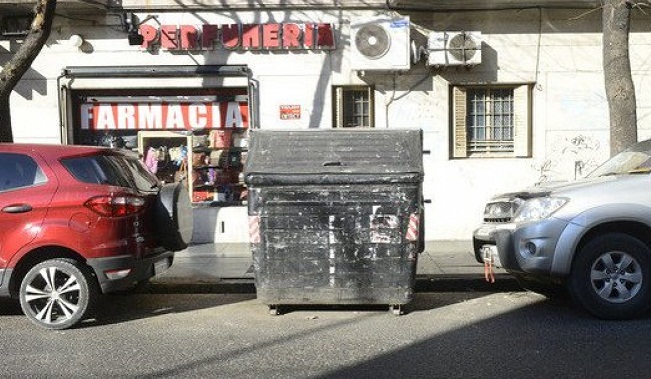 Las autoridades dispusieron una serie de medidas para determinar la forma y el horario del abandono de la bebé en el contenedor de basura. Foto Clarín.
