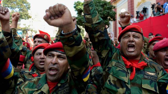 Aviones, tanques y miles de soldados y civiles armados se desplegaron este sábado en Venezuela en ejercicios militares. 