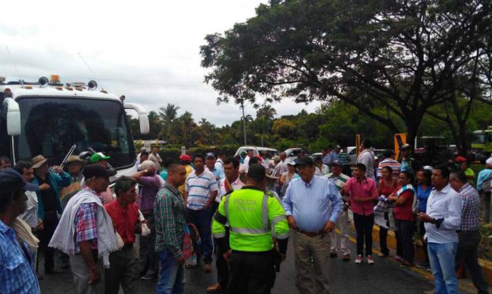 Centenares de agricultores de los departamentos de Huila, Tolima y Arauca ocuparon vías de esos departamentos para reclamar el Gobierno soluciones