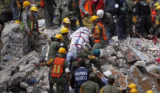 Equipos de rescate trabajan entre los escombros de los edificios colapsados en Ciudad de México (México). Foto: EFE