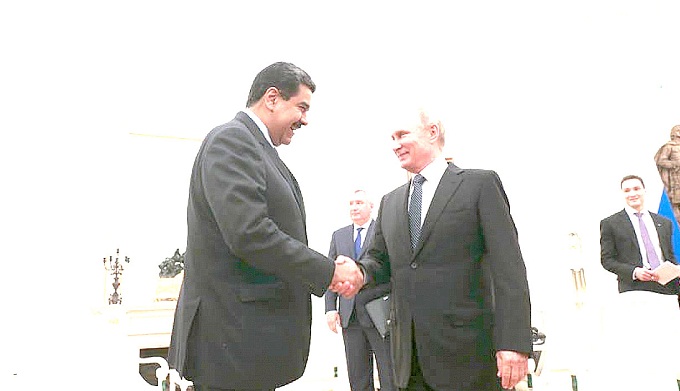 Nicolás Maduro, presidente de Venezuela, saluda al presidente ruso Vladimir Putin. Foto: @PresidencialVen.