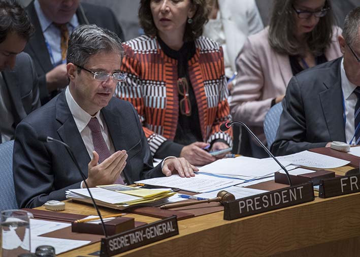 El representante permanente de Francia ante la ONU, François Delattre, hablando durante una reunión del Consejo de Seguridad de este organismo donde se aprobó que su misión en Colombia verifique cese el fuego con el ELN.
