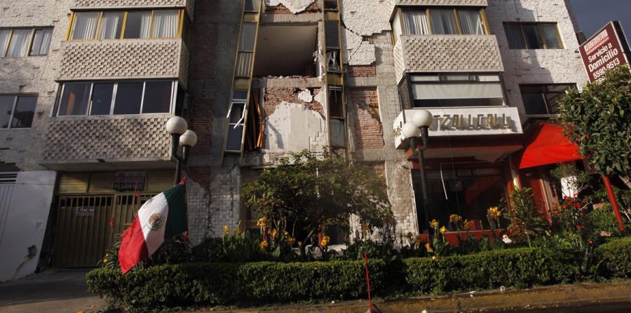 Vista de un edificio que será demolido por los estragos que sufrió tras el terremoto del 19 de septiembre. (EFE)