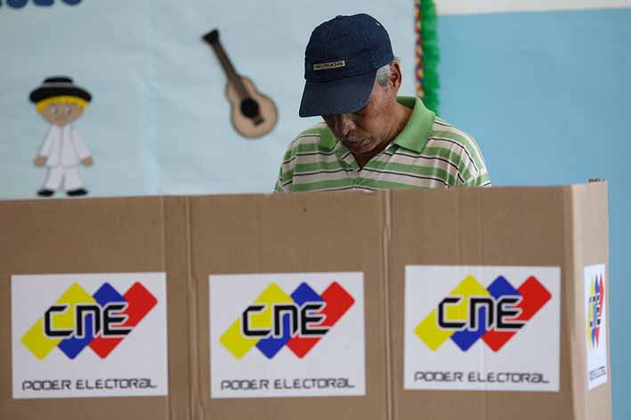 Capriles se mostró satisfecho por los niveles de participación en estas elecciones regionales. Foto:EFE