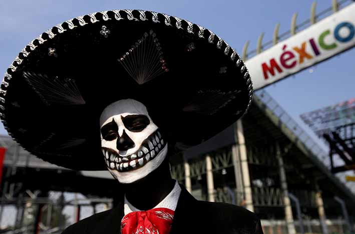 Miles de personas disfrazadas de calaveras desfilan en Ciudad de México hasta mañana 2 de noviembre, el tradicional Día de los Muertos.