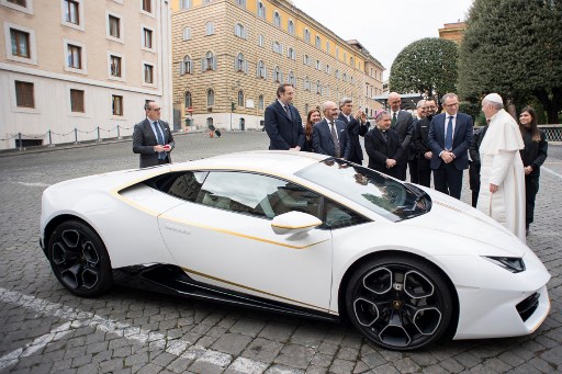 El Lamborghini fue entregado antes de la audiencia general por los dirigentes de la casa automovilística y bendecido por el papa.