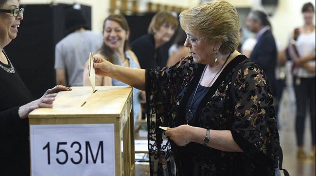 La Presidenta Michelle Bachelet, depositando su voto. Foto: Efe.