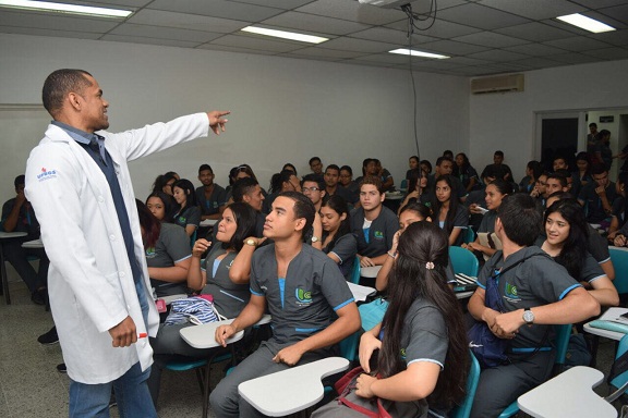 Imagen de referencia. Profesor Luis José Daza y alumnos de Medicina de la UCC Santa Marta. Foto: Édgar Fuentes