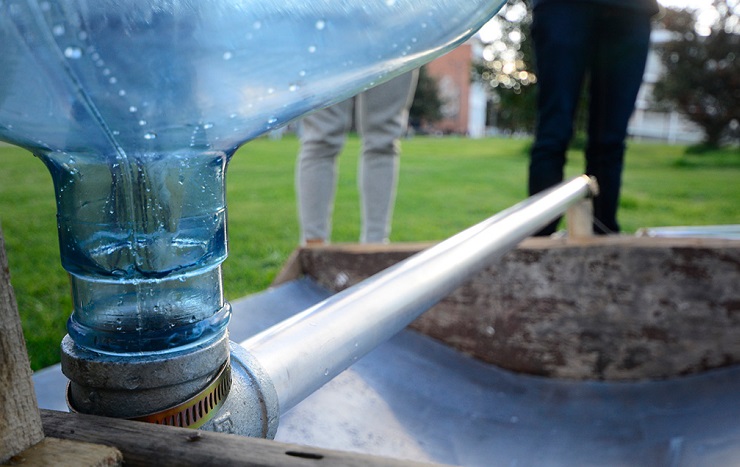 El desalinizador produce en una hora, medio litro de agua potable. Foto: Nicolás Bojacá.