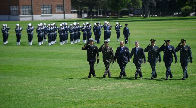 Ceremonia de reconocimiento de tropas de los nuevos comandantes.