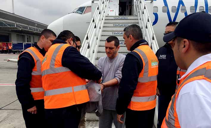Cuando fue recibido por oficiales de Migración Colombia, a su llegada a Bogotá . Veloza llegó al país en un vuelo procedente de Alexandría, en EE.UU y sobre él existe una medida de aseguramiento.