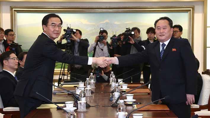 El ministro de Unificación de Corea del Sur, Cho Myoung-gyon, y el principal delegado de Corea del Norte, Ri Son-gwon, se reúnen con sus respectivas delegaciones en el pueblo de tregua de Panmunjom.
