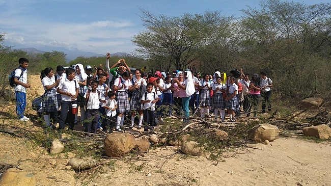 Estudiantes bloquearon la vía que conduce al corregimiento de Totumo en zona rural de San Juan del Cesar.