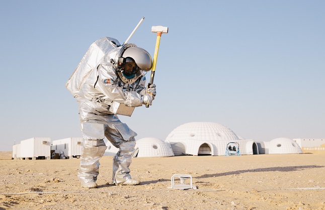 Un equipo de "astronautas análogos" simula una misión en Marte en el desierto de Omán, efectuando experimentos para preparar el camino de futuros viajes humanos al Planeta Rojo. 
