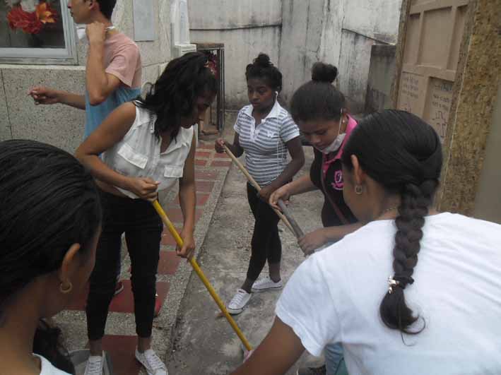 Estudiantes y profesores de la institución educativa Paulo VI de Barrancas, realizaron jornada de limpieza al cementerio local.