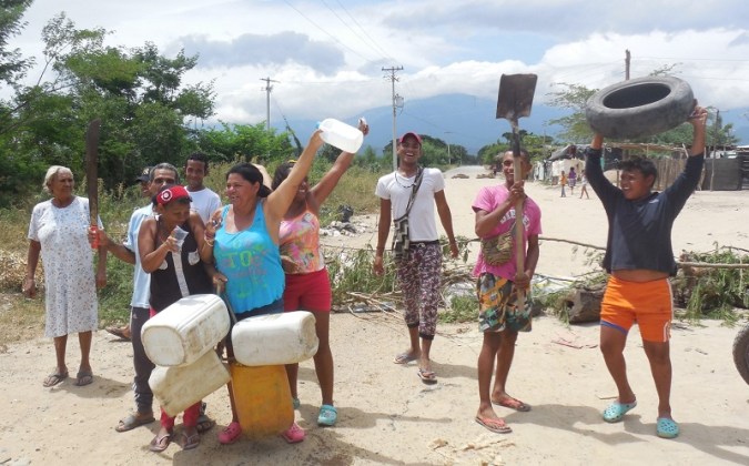 Aspecto del bloqueo que protagonizaron habitantes de dos barrios importantes de Fonseca.