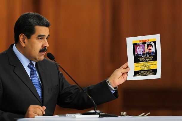 Fotografía cedida por la oficina de prensa de Miraflores, que muestra al presidente de Venezuela, Nicolás Maduro, mientras ofrece un mensaje difundido por radio y televisión EFE