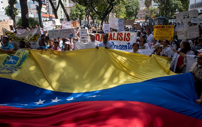 Decenas de policías han detenido durante horas la marcha  y protestas de venezolanos  que exigen mejores condiciones de vida. EFE