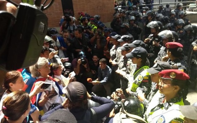 Policías detienen a la marcha de trabajadores del sector salud de Venezuela.