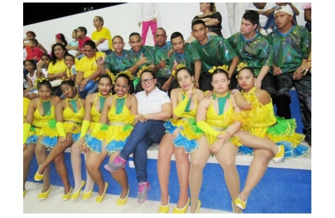 Jóvenes con capacidades diferentes, quienes integran el grupo de danzas de Comfaguajira.