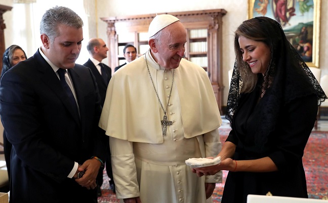 Duque en compañía de la primera dama entregan regalos al papa Francisco.