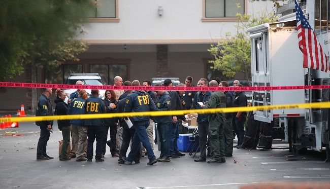 Decenas de agentes del FBI se reúnen en el exterior del bar Borderline en la localidad de Thousand Oaks, California, Estados Unidos para ponerse al frente de la situación.