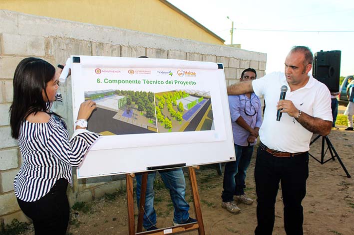 El alcalde de Maicao José Carlos Molina Becerra cuando entregaba una explicación de cómo se concibió la obra para beneficio de esta población maicaera.