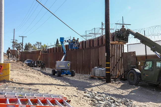 Ingenieros de combate del Cuerpo de Marines estadounidense refuerzan la valla entre México y California, cercano al puerto de San Isidro, California