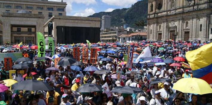 La protesta de hoy finalizará en la céntrica Plaza de Bolívar con un "concierto por la educación"