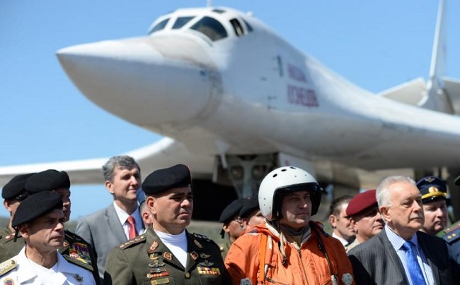 El ministro de Defensa de Venezuela, Vladimir Padrino (2-Izq.), aparece en la fotografía después de la llegada de dos aviones de bombardero supersónicos pesados estratégicos Tupolev Tu-160 rusos en el aeropuerto internacional de Maiquetia, al norte de Caracas.