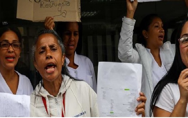Enfermeras del Instituto de Previsión y Asistencia Social para el Personal del Ministerio de Educación (IPASME) participan en una protesta de personal hospitalario el 10 de agosto de 2018, en Caracas (Venezuela). EFE/Archivo