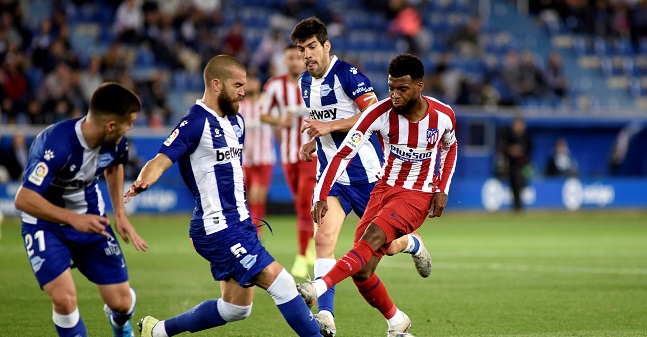 El defensa del Alavés Víctor Laguardia (i) intenta arrebatar el balón al delantero francés del Atlético de Madrid Thomas Lemar (d), durante el partido de la undécima jornada de Liga.
