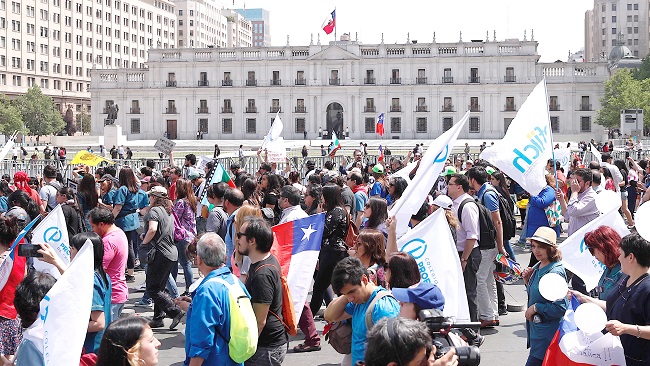 Manifestantes convocados por el Colegio de Profesores de Chile. Foto: EFE.