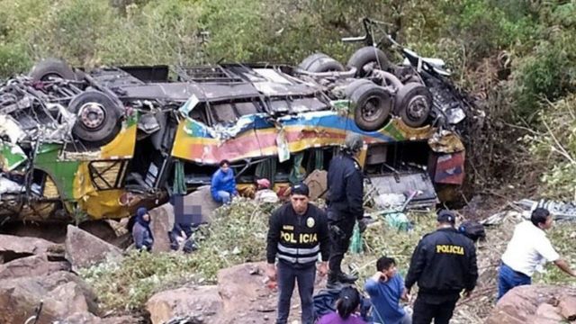 El autobús trasladaba desde la ciudad sureña Puno a alrededor de 44 personas con dirección a la ciudad de Cusco y aparentemente sufrió el accidente por exceso de velocidad