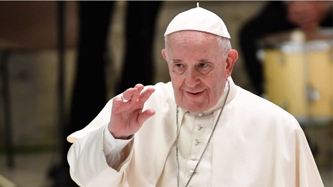 El papa Francisco se habría sometido a un procedimiento quirúrgico en total reserva, según medios italianos.